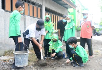  Guru dan Kader Adiwiyata MIN 2 Sukoharjo menanam pohon di sekitar sekolah sebagai bentuk kecintaan terhadap alam, Kamis ( 4/5/2023 ).
