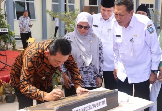 Gubernur Kepulauan Riau H. Ansar Ahmad saat melakukan kunjungan kerja sekaligus menyerahkan bantuan ke SMAN 24 Tanjung Riau Kecamatan Sekupang, Kota Batam, Rabu (18/1). 