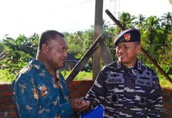 Pangkoarmada III Laksamana Muda TNI Agus Hariadi, M. Han Serahkan Tali Asih Kepada Personle Purna Tugas 