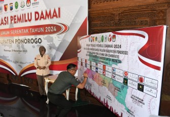 Komandan Kodim 0802/ Ponorogo, Letkol Inf Hirta Juni Adriansyah, S. Sos. M.Han Menandatangani Deklarasi Pemilu Damai 