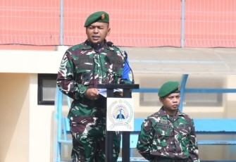 Kasrem 081/DSJ, Letkol Inf Yuli Eko Purwanto selaku pimpinan apel saat membacakan sambutan Danrem 081/DSJ, Kolonel Inf H. Sugiyono