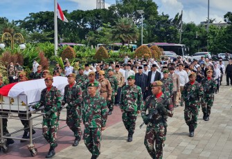 Gubernur Sumbar Lepas Jenazah Almarhum Azwar Anas 