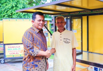 Gubernur Kepulauan Riau H. Ansar Ahmad menyerahkan Bantuan Gerobak Jualan kepada 79 Pedagang Kaki Lima Tepi Laut (TPL) di Lapangan Pamedan Ahmad Yani, Kota Tanjungpinang Jum’at (29/12)
