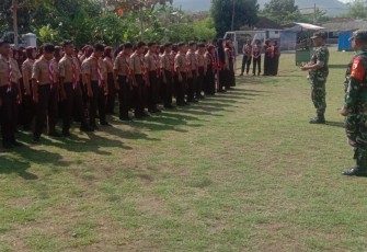 Peltu Mualim saat Bimbing Siswa SMPN 1 Gandusari dalam Materi PBB di LDK OSIS 2023