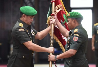 Kepala Staf Angkatan Darat (Kasad) Jenderal TNI Maruli Simanjuntak, M.Sc., saat memimpin Serah Terima Jabatan (Sertijab) Pangdam XIV/Hasanuddin dari Mayjen TNI Totok Imam Santoso, S.I.P., S.Sos., M.Tr (Han) kepada Mayjen TNI Bobby Rinal Makmun, S.I.P., serta lima jabatan lain di lingkungan Angkatan Darat, bertempat di Markas Besar Angkatan Darat (Mabesad) Jakarta, Jumat (29/12/2023)