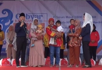 Bupati Trenggalek, Mochamad Nur Arifin, bersama Novita Hardini, saat menghadiri gebyar PKH di halaman Kantor Kecamatan Karangan, Minggu (19/2/2023).