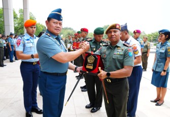Prajurit Satgas Pamtas RI-Malaysia saat Terima Penghargaan dari Panglima TNI