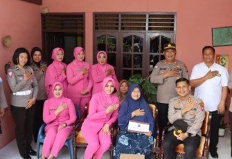 Dalam rangka menyambut Hari Ulang Tahun (HUT) Bhayangkara ke-77, Kapolres Tapanuli Selatan (Tapsel), AKBP Imam Zamroni, SIK, MH, dan Ketua Bhayangkari Cabang Tapsel, Ny Fitri Imam Zamroni, menggelar kegiatan Anjangsana, Selasa (13/6/2023) pagi.