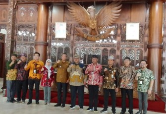 Foto bersama Plt Bupati Probolinggo Timbul Prihanjoko saat di Pendopo Kongas Arum Kusumaning Bongso Kabupaten Tulungagung