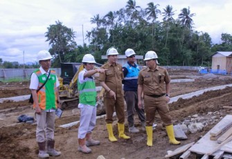 Sekdako Padang Panjang, Sonny Budaya Putra didampingi Kadis Parpora meninjau proyek pembangunan Sport Center.