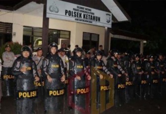 Personil Dalmas saat membuat barikade siaga jika terjadi aksi massa.