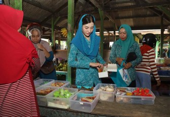 Ketua Tim Penggerak PKK Kabupaten Trenggalek, Novita Hardini, saat mengunjungi salah satu Pasar Tradisional di Kabupaten Trenggalek, Sabtu (15/4/2023).