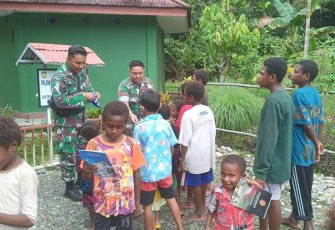 Babinsa Koramil 1710-07/Mapurujaya saat Bagikan Buku Tulis Gratis Kepada Anak-Anak 