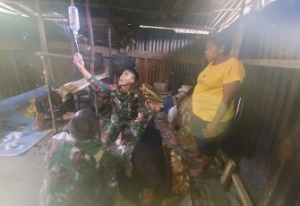 Satgas Yonif 143/TWEJ saat Tangani Warga Pendarahan Pasca Melahirkan di Papua
