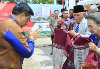 Bupati Samosir saat Tandatangani Prasasti Ground Breaking Pembangunan Labersa Hotel