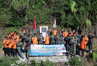 Prajurit Puspenerbal Tabur Bunga di Monumen HR-3602