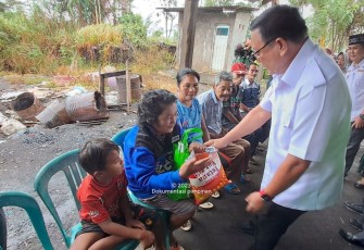 Wali Kota Bitung, Maurits Mantiri Santuni Kaum Dhuafa Kelurahan Kumersot