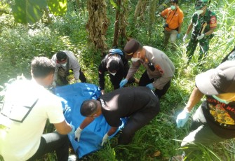 Petugas mengevakuasi mayat perempuan tanpa identitas usai ditemukan warga di ladang Dukuh Tarukan, Desa Plumbon, Kecamatan Tawangmangu, Kabupaten Karanganyar pada Jumat siang (11/8/2023).