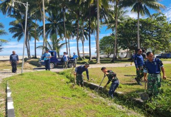  Lanud Raden Sadjad Natuna Bersihkan Saluran Air