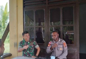 Babinsa Kokonao dan Bhabinkamtibmas Bahas Keamanan Wilayah