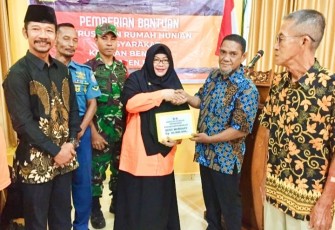 Kepala dinas BPBD Bintan Ramlah di dampingi sekcam dan Babinsa dan pos Al saat penyerahan bantuan secara simbolis.
