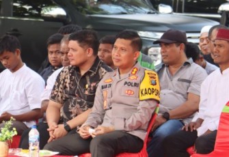 Kapolres Tapanuli Selatan (Tapsel), AKBP Imam Zamroni, SIK, MH, dan Ketua DPRD Tapsel, Abdul Basith Dalimunthe, SH, saat sosialisasi ke masyarakat terkait narkotika musuh bersama di Desa Sidadi II, Kecamatan Batang Angkola.