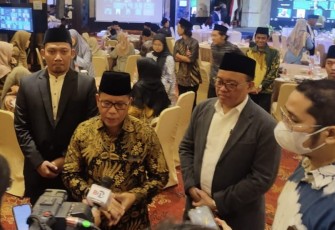 Dirjen Bimas Islam Kamaruddin Amin (tengah)