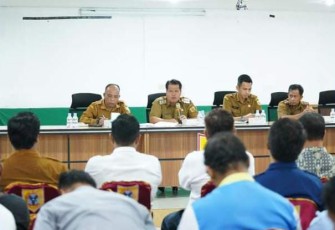 Wakil Bupati Labusel saat Pimpin Rapat Pemantapan Pasar Murah