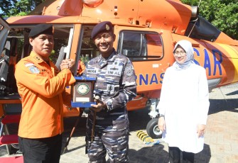 Komandan Pangkalan TNI AL (Danlanal) Banyuwangi Letkol Laut (P) Indra Nusha R bersama Kepala Kantor SAR Surabaya Muhammad Hariyadi dan Bupati Kabupaten Banyuwangi Hj. Ipuk Fiestiandani, S. Pd melaksanakan Patroli Udara di Pelabuhan Tanjungwangi Ketapang Banyuwangi dan Pelabuhan Gilimanuk Bali, Sabtu (23/12/2023)