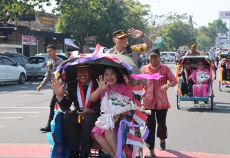 Kapolres Karanganyar AKBP Jerrold Hendra Yosef Kumontoy (mengayuh becak paling depan) mengantar pulang anggota yang purna tugas, Senin (18/7/2023).