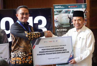 PT Dirgantara Indonesia Serahkan Bantuan Tanggung Jawab Sosial dan Lingkungan 
