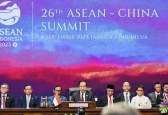 Presiden Joko Widodo saat memimpin KTT ke-26 ASEAN Plus Three (APT) yang digelar di Ruang Cenderawasih, Jakarta Convention Center (JCC), Jakarta, pada Rabu, 6 September 2023.