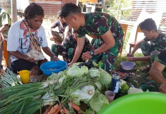 Satgas Yonif 143/TWEJ bersama warga mengadakan masak dan makan bersama sebagai wujud syukur atas melimpahnya hasil berkebun masyarakat di Kampung Oknanggul, Distrik Kiwirok, Kab. Pegunungan Bintang, Papua Pegunungan, Kamis (20/7/2023).