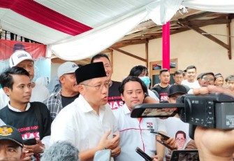 Anas Urbaningrum di sela-sela menjenguk ibunya di Kampung Ngaglik, Kecamatan Srengat, Kabupaten Blitar, Rabu (12/4/2023).