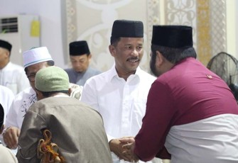 BP Batam Muhammad Rudi saat melaksanakan salat tarawih perdana di Masjid Sultan Mahmud Riayat Syah, Rabu (22/3/2023).