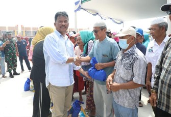 Kepala BP Batam, Muhammad Rudi mendistribusikan paket sembako bersubsidi di Kelurahan Batu Besar, Minggu (19/03/2023)