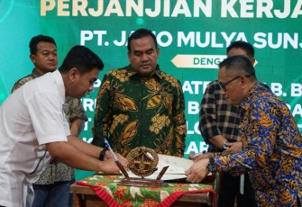 Bupati Blora Arief Rohman menyaksikan penandatanganan perjanjian kerjasama dengan perusahaan angkutan udara dan biro umroh.