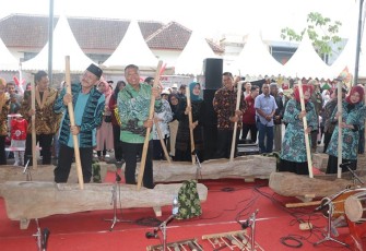 Dandim Dampingi Bupati saat Buka Acara Tulungagung Batik On The Street Tahun 2023