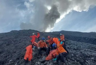 Proses evakuasi jenazah korban erupsi gunung marapi
