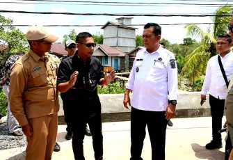Gubernur Kepulauan Riau H. Ansar Ahmad saat meninjau Kampung Belukap-Nerekeh guna menyasikan hasil pekerjaan pembangunan 5 box culvert tahun anggaran 2022 lalu yang telah selesai, Selasa (14/3). 