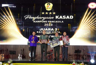 Dandim 1609/Buleleng saat menerima penghargaan Kasad