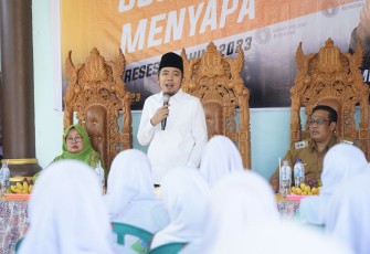  Ketua Fraksi Gerindra DPRD Jatim, Muhammad Fawait saat melakukan pertemuan dengan lebih dari 1000 guru dari berbagai lembaga di bawah naungan Muslimat Nahdlatul Ulama cabang Kencong, termasuk guru-guru PAUD, TK, dan Raudhatul Athfal (RA) di Jember, Jumat (21/7/2023).