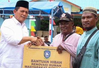 Gubernur Ansar saat berikan bantuan Renovasi Rumah Masyarakat Suku Laut di Tanjung Kelit, Lingga 