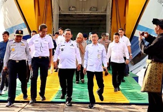 Gubernur Kepulauan Riau H. Ansar Ahmad saat tinjau kapal 