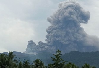 Gunung Api Dukono saat Erupsi
