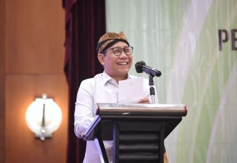 Menteri Desa, Pembangunan Daerah Tertinggal, dan Transmigrasi Abdul Halim Iskandar didampingi Kepala BPSDM Luthfiyah Nurlaela, Kepala BPI Ivanovic Agusta memberikan arahan dalam acara Training of Trainer Peningkatan Kapasitas Tenaga Pendamping Profesional P3MD Metode Tatap Muka Regional lll Tahun anggaran 2023. Jakarta, Senin(14/8/2023).