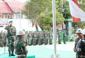 Dandim 1001/HSU-BLG Letkol Inf Dhuwi Hendradjaja saat pimpin upacara bendera, Senin (2/1)