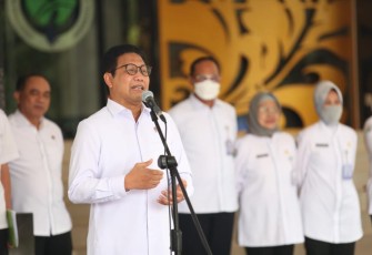 Abdul Halim Iskandar menjadi pembina Apel gabungan Awal tahun di Lingkungan Kemendes PDTT, pada Senin 02/01/23