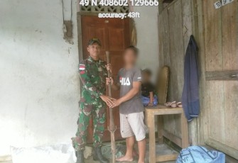 Satgas Yonif 645/Gty terima senjata rakitan warga di perbatasan 