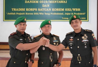 Danrem 032/Wbr Brigjen TNI Purmanto foto bersama Dandim 0319/Mentawai Letkol Inf Suirwan usai sertijab di Makorem 032/Wbr Padang